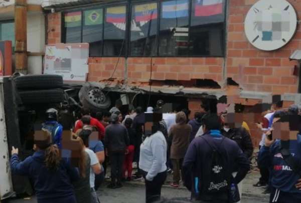Cami&oacute;n de basura de la empresa p&uacute;blica Emaseo se estrell&oacute; contra un local de comidas en Quito. 
