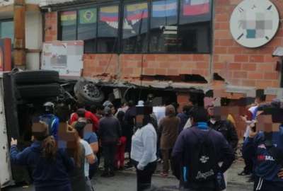 Un cami&oacute;n recolector de basura se estrell&oacute; contra una vivienda en Quito