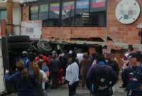 Camión de basura de la empresa pública Emaseo se estrelló contra un local de comidas en Quito.