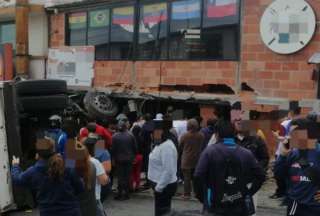 Un cami&oacute;n recolector de basura se estrell&oacute; contra una vivienda en Quito