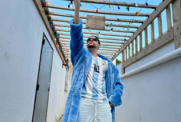 El cantante puertorrique&ntilde;o Bad Bunny se puso la camiseta de Argentina.
