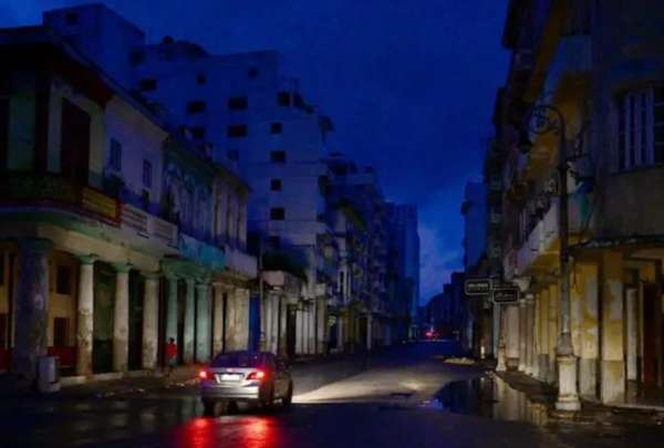 La crisis eléctrica deja a la población sin luz, agua y alimentos, mientras que la infraestructura energética obsoleta y la escasez de combustible agravan la situación.