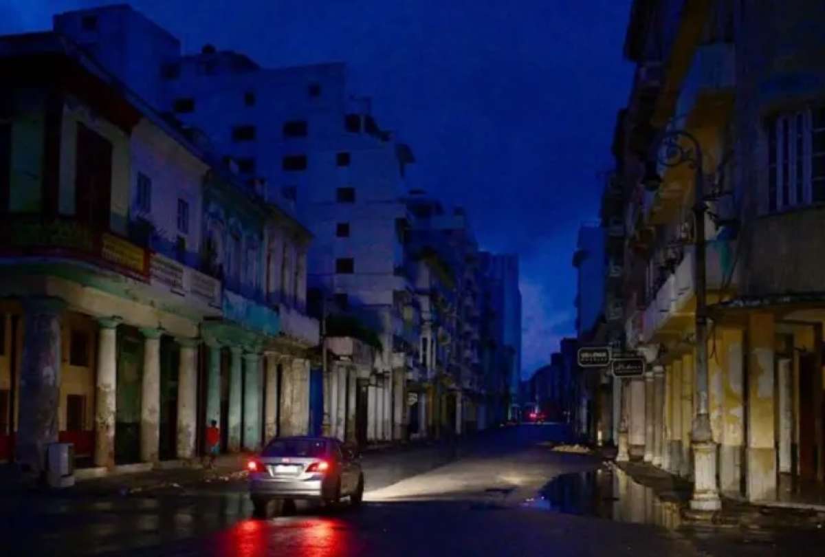 La crisis eléctrica deja a la población sin luz, agua y alimentos, mientras que la infraestructura energética obsoleta y la escasez de combustible agravan la situación.
