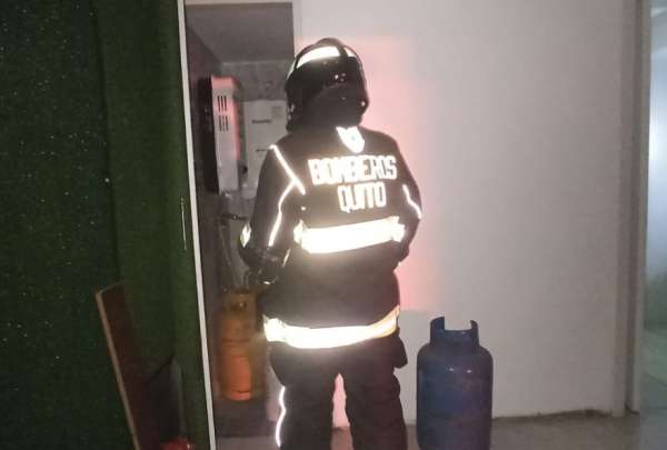 Personal del Cuerpo de Bomberos de Quito atendi&oacute; emergencia por fuga de gas