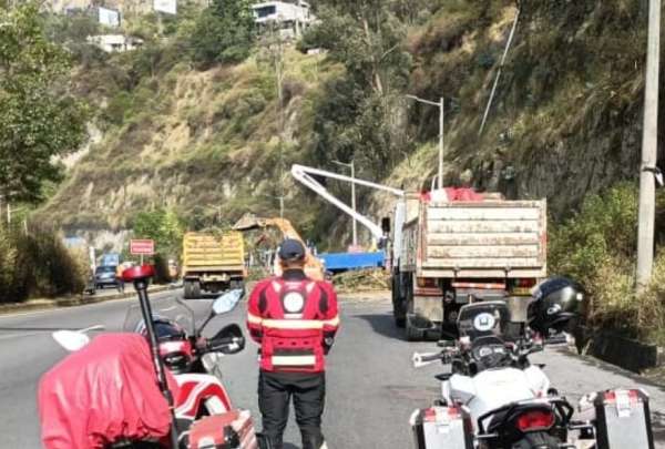 Los Bomberos apoyan en la remoci&oacute;n de los escombros, tras el incendio registrado en Gu&aacute;pulo.