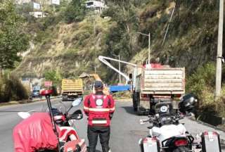 Cierre vial en la avenida Sim&oacute;n Bol&iacute;var, por retiro de escombros, tras incendio forestal