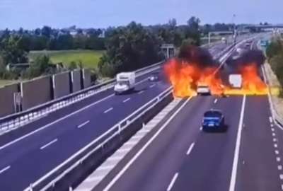 Una avioneta se estrell&oacute; en la autopista de Italia y fallecieron sus ocupantes