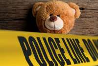 Osos de peluche cubiertos aparentemente con piel humana se encontraron en una banqueta en California.