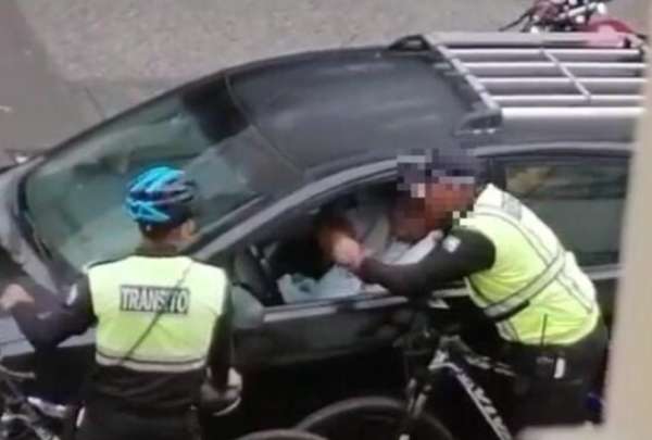 Agente de tr&aacute;nsito evit&oacute; que quemen a hombre en Quito