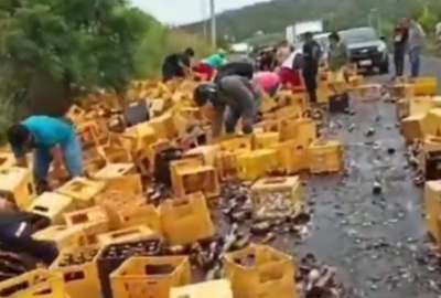 Cami&oacute;n con jabas de cerveza se accident&oacute; y ciudadanos se llevaron el producto
