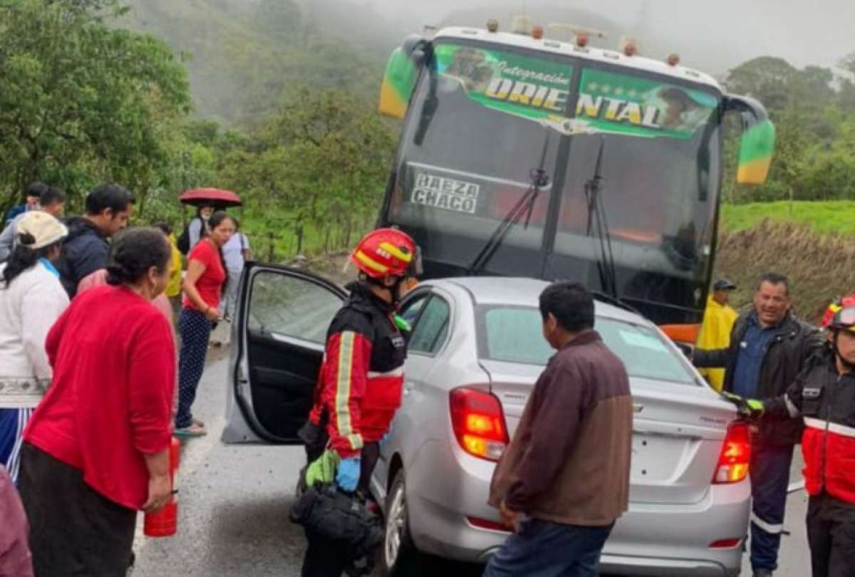 El Ecu 911 atendi&oacute; a los afectados de un choque en El Chaco.