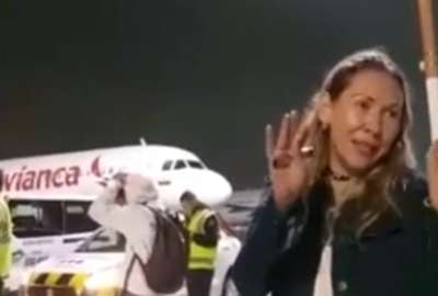Una mujer humill&oacute; a un polic&iacute;a en el aeropuerto de Bogot&aacute;