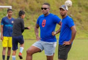 Antonio Valencia dirige el entrenamiento de sus jóvenes talentos, en Tumbaco