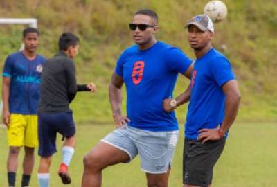 Antonio Valencia dirige el entrenamiento de sus j&oacute;venes talentos, en Tumbaco