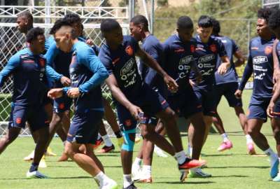 Mois&eacute;s Caicedo trabaj&oacute; con una cinta kinesiol&oacute;gica en la rodilla