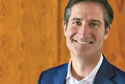 Brian Niccol dirigirá Starbucks desde Newport Beach, California, con vuelos corporativos a Seattle, lo que ha generado críticas por el impacto ambiental.