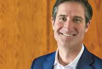 Brian Niccol dirigirá Starbucks desde Newport Beach, California, con vuelos corporativos a Seattle, lo que ha generado críticas por el impacto ambiental.