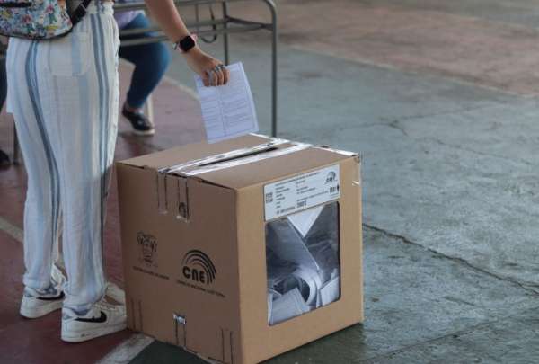 Los extranjeros con m&aacute;s de cinco a&ntilde;os de residencia en Ecuador tienen derecho al voto.