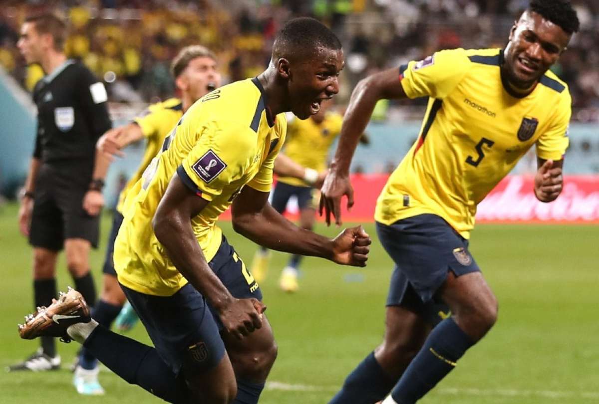 Moisés Caicedo (izq.) batió dos marcas con su gol frente a los senegaleses. 