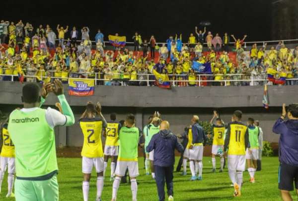 Los jugadores de Ecuador celebraron la clasificaci&oacute;n con los hinchas