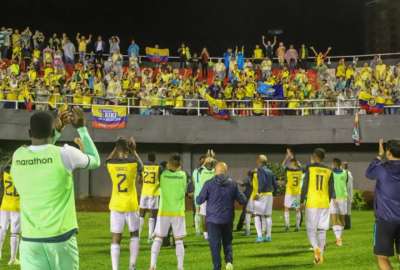 Los jugadores de Ecuador celebraron la clasificaci&oacute;n con los hinchas