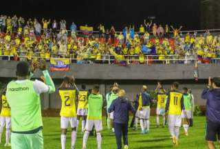 Los jugadores de Ecuador celebraron la clasificaci&oacute;n con los hinchas