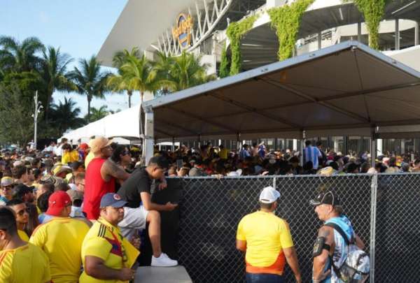 Los hinchas acudieron sin entradas al estadio