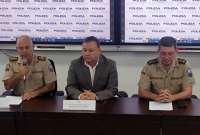 Fausto Salinas (izq), comandante de la Polic&iacute;a, inform&oacute; sobre la seguridad de Fernando Villavicencio.
