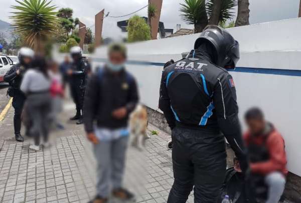 Autoridades retiran a &lsquo;limpiaparabrisas&rsquo; que portaban armas blancas