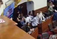 Legislador de Per&uacute; agredi&oacute; a su colega en el Congreso