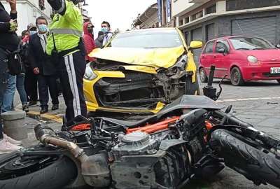 Motociclista muri&oacute; tras impactarse con un taxi en Cuenca