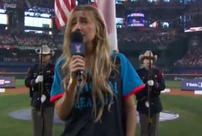 Ingrid Andress fue abucheada por el p&uacute;blico por su interpretaci&oacute;n de Star-Spangled Banner.