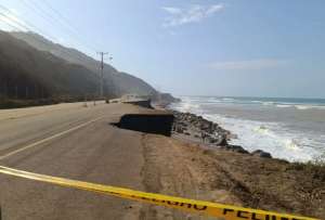 Parte de la vía en Las Piñas, en Manabí, fue afectada por el fuerte oleaje