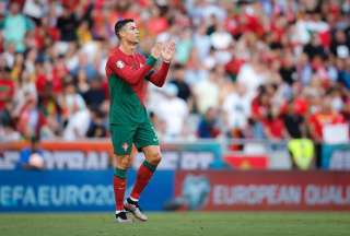 Un joven salt&oacute; a la cancha para abrazar a Cristiano Ronaldo