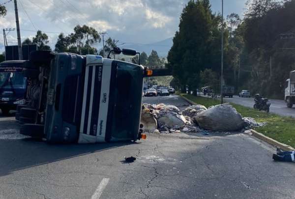 Tramo de la av. Sim&oacute;n Bol&iacute;var cerrada por accidente de Tr&aacute;nsito