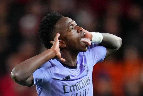 Vin&iacute;cius est&aacute; en el centro de las burlas