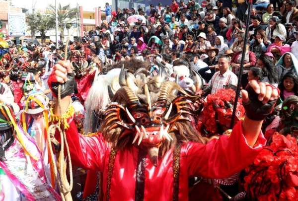La Diablada de P&iacute;llaro atrae a&ntilde;o a a&ntilde;o a miles de turistas hacia la localidad. 