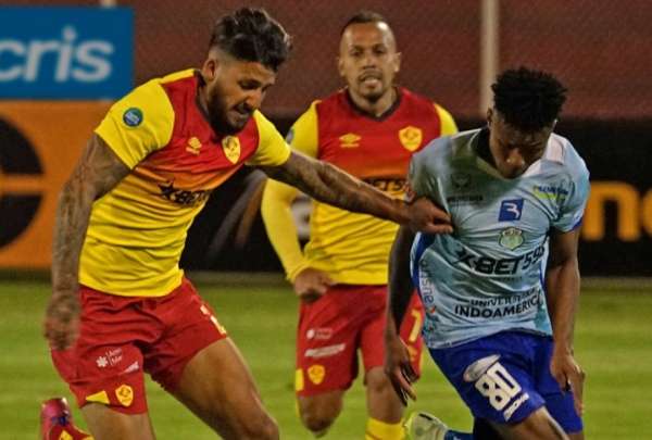 Ca&iacute;n Fara (izq.), durante un partido con Aucas ante Macar&aacute;