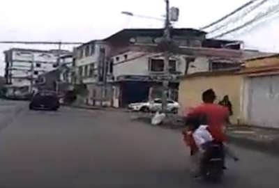 Ni&ntilde;o se cae de un esc&uacute;ter el&eacute;ctrico en Guayaquil