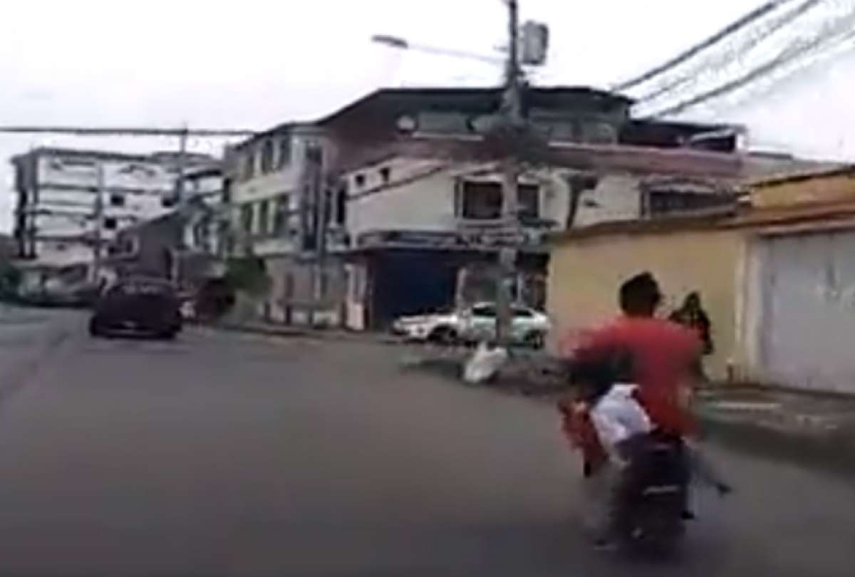 Ni&ntilde;o se cae de un esc&uacute;ter el&eacute;ctrico en Guayaquil