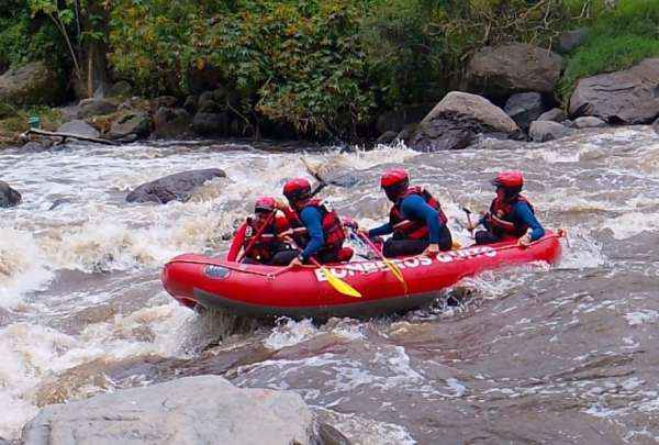 Personal de Bomberos realiza la b&uacute;squeda del ni&ntilde;o que cay&oacute; al r&iacute;o San Pedro, en Guangopolo.
