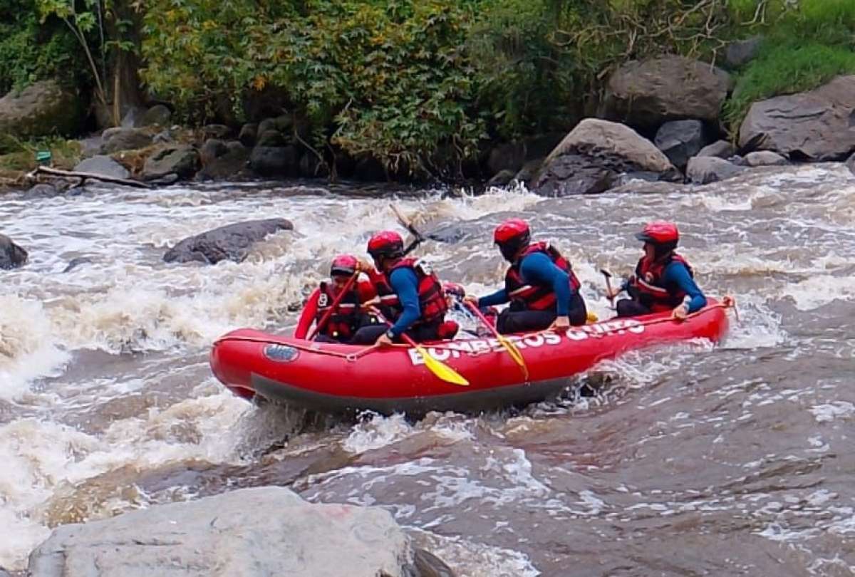 Personal de Bomberos realiza la búsqueda del niño que cayó al río San Pedro, en Guangopolo.