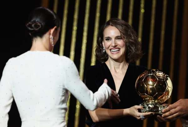 Natalie Portman entreg&oacute; el Bal&oacute;n de Oro femenino