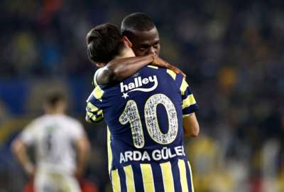 &Eacute;nner Valencia (der.) planea quedarse en el Fenerbahce de Turqu&iacute;a. 