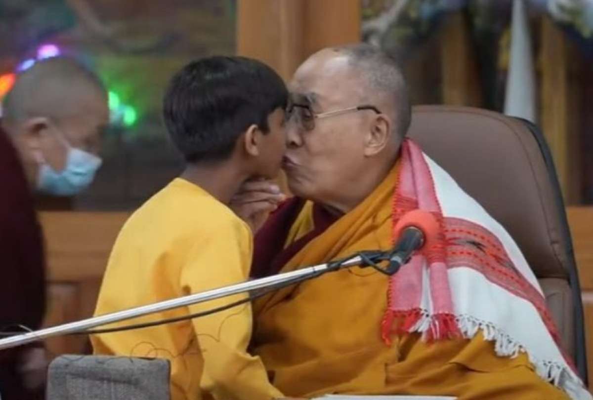 Dalai Lama, bes&oacute; en la boca a un ni&ntilde;o, en medio de un evento en India