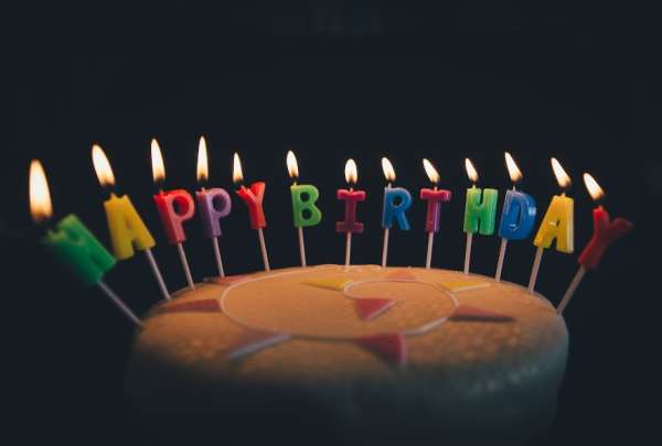 Resulto apu&ntilde;alado por empujar a la cumplea&ntilde;era para que muerda el pastel