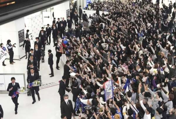 Los jugadores de Jap&oacute;n fueron recibidos con aplausos en el regreso a su pa&iacute;s. 