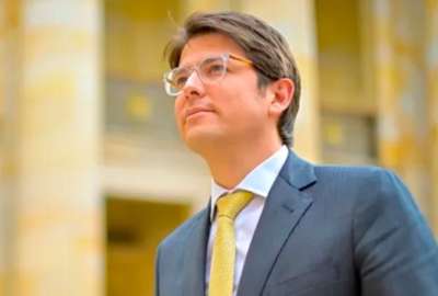 La justicia colombiana orden&oacute; para Uribe el arresto domiciliario por "riesgos de obstrucci&oacute;n a la justicia".