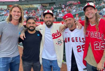 El peleador Marlon Vera comparti&oacute; con el 'staff' de los Angeles Angels.